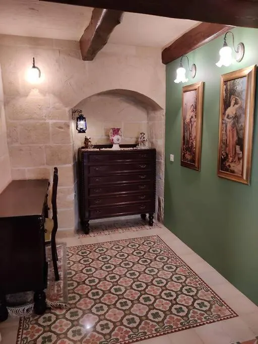 Cozy Corner House In Valletta - Authentic!