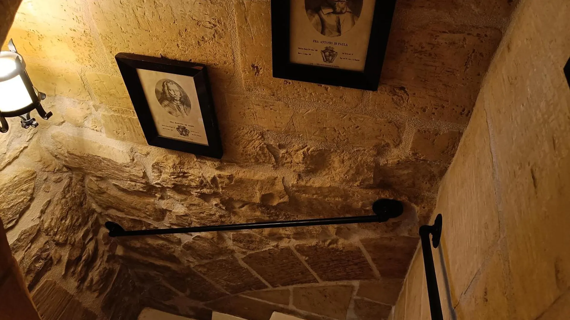 Cozy Corner House In Valletta - Authentic!